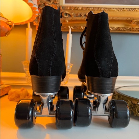 Black Suede Roller Skates - Picture 3 of 8